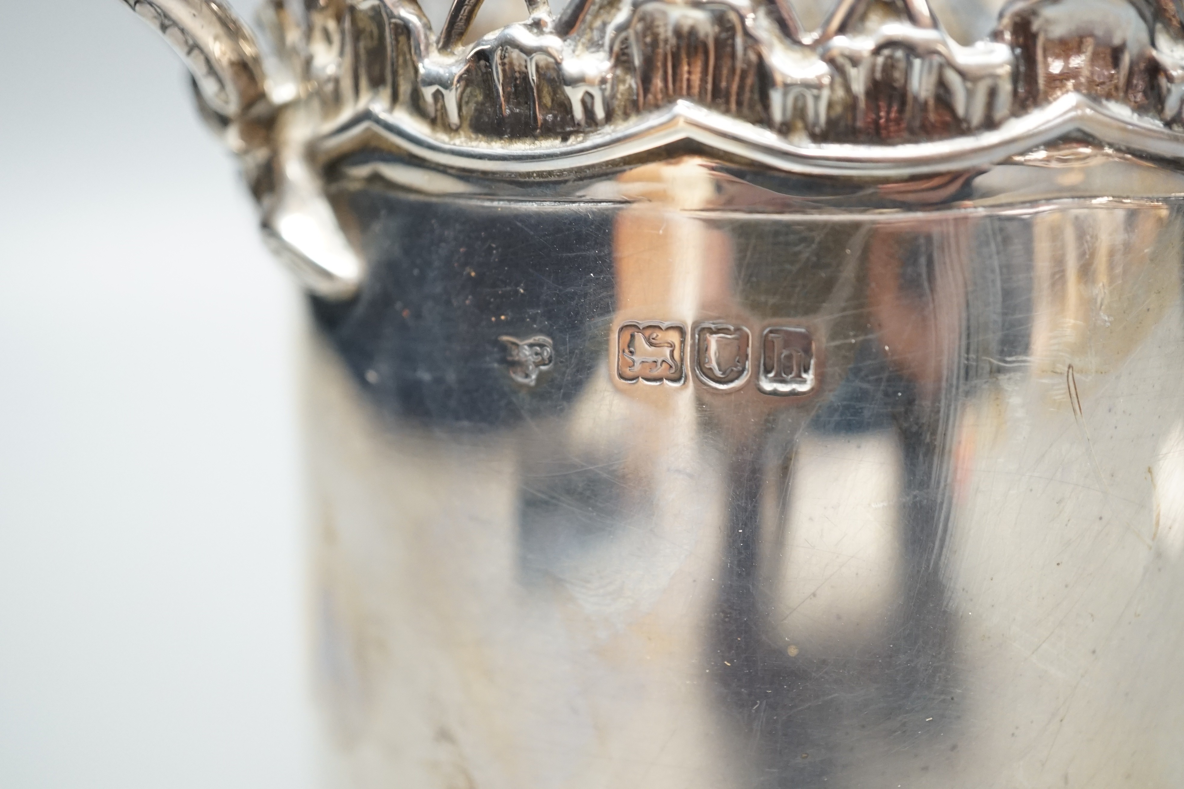 An Edwardian pierced silver mounted two handled syphon stand, by Goldsmiths & Silversmiths Co Ltd, London, 1903, 17.8cm, with turned wooden base.